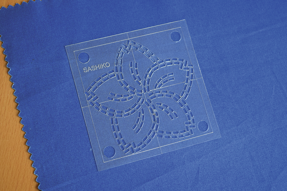 1. Выбираем трафарет. Прикладываем его на лицевую сторону ткани.