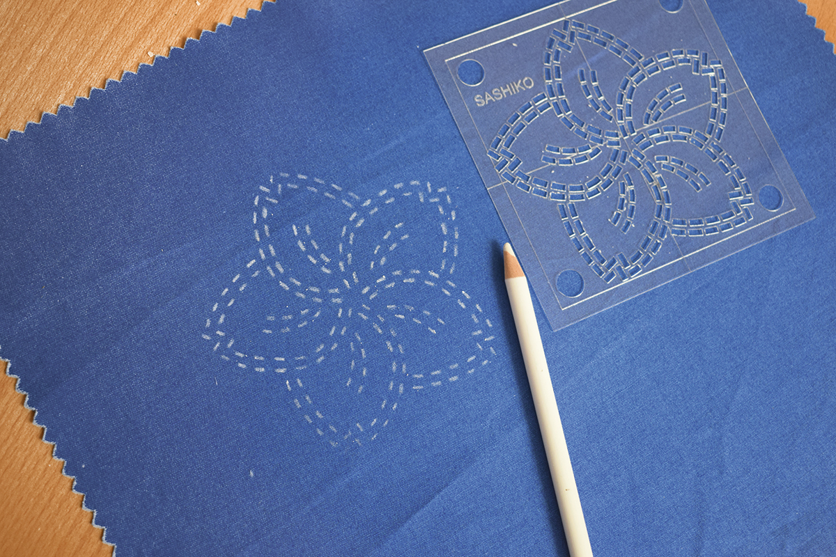 3. Снимаем трафарет или продолжаем нанесение, переместив его на ткани.