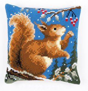Набор для вышивания подушки "Белочка зимой". Арт PN-0145052