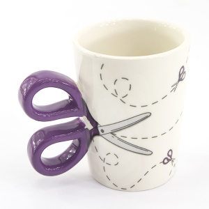 Кружка с ручкой и рисунком в виде ножниц. Арт N4371.3