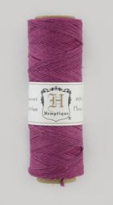 Шнур из пеньки HEMPTIQUE на катушках #10 - 0,5 мм, 62,5 м, 25 г. Арт HS10CO-DRKPNK           