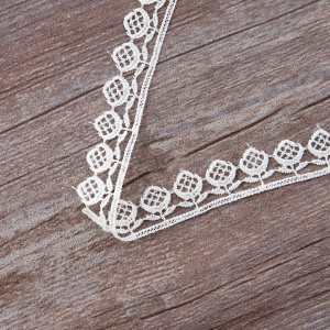 Вышитое шитье на батисте  IEMESA, 70 мм, длина 14 м, цвет белый. Арт I058/01