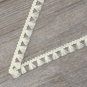Тесьма декоративная, 16 мм, с бахромой, цвет молочно-белый. Арт 2204/18