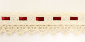 Тесьма декоративная, 20 мм, с кружевом и атласной бордовой лентой, бежевая. Арт 13021/9