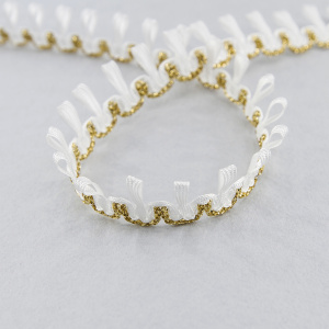 Тесьма PEGA тип отделочная, цвет белый с золотом, 17 мм. Арт 844167317DA002