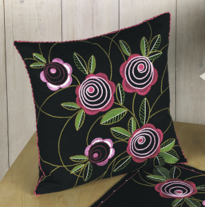 Набор для вышивания подушки "Розы на черном". Арт 83-6610                 