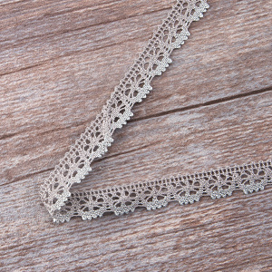 Мерсеризованное хлопковое кружево, 15 мм, цвет серый с серебристым люрексом. Арт 3247/J9                 