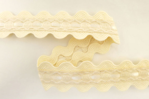 Тесьма декоративная, 24 мм, двойной вьюнок с атласной лентой, молочная. Арт 13031C/20