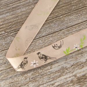 Лента атласная на картонной мини-катушке "Птичий принт". Арт VR15.437