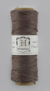 Шнур из пеньки HEMPTIQUE на катушках #10 - 0,5 мм, 62,5 м, 25 г. Арт HS10CO-DRKBR            