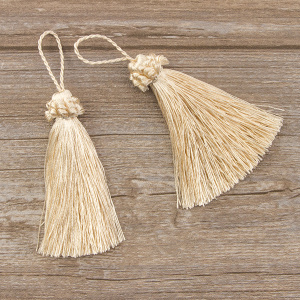 Кисть декоративная на шнуре, длина 95 мм, цвет абрикосовый. Арт KY - 06-col.PE - 2