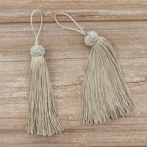 Кисть декоративная на шнуре, длина 120 мм, цвет серебряный. Арт KY - 07-col.PE - 65