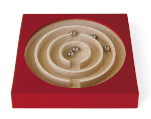 Головоломка-лабиринт дизайнерская NAEF CLASSIC "Labyrinth" 6+, дерево, цвет красный, 11,5 х 11,5 см. Арт 9610.1