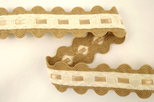 Тесьма декоративная, 24 мм, двойной вьюнок с атласной лентой, бежевая. Арт 13031C/2