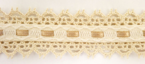 Тесьма декоративная, 30 мм, с двойным кружевом и атласной бежевой лентой, бежевая. Арт 13121/2