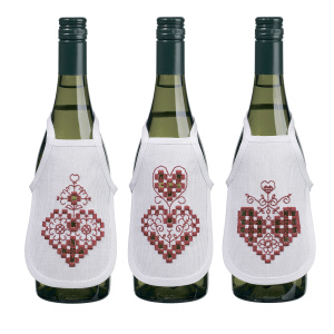 Набор для вышивания фартучков на бутылку в технике харгандер "Красные сердечки". Арт 78-0633