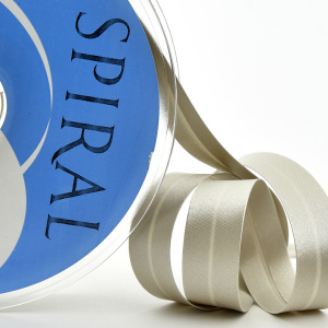 Косая бейка атласная 20 мм, 25 м, цвет 66, серо-бежевый. Арт 6260-20мм-66            