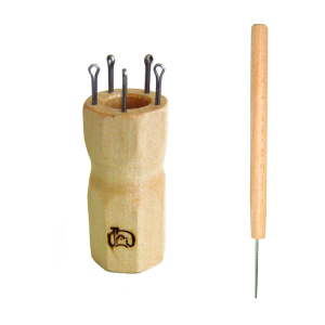 Куколка ромбовидная на 5 крючка, для вязания шнура с иглой в комплекте. Арт 680-005                 