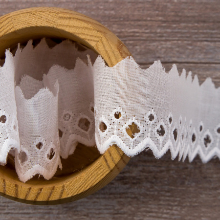 Вышитое шитье на батисте  IEMESA, 70 мм, длина 14 м, цвет белый. Арт I053/01