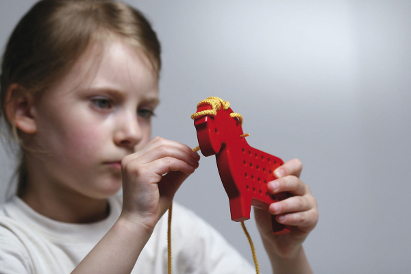 Игрушка детская дизайнерская NAEF BASIC "Schnurpfel-Pony" 3+, дерево, шнуры, цвет красный, 14,5 см. Арт 9706.1