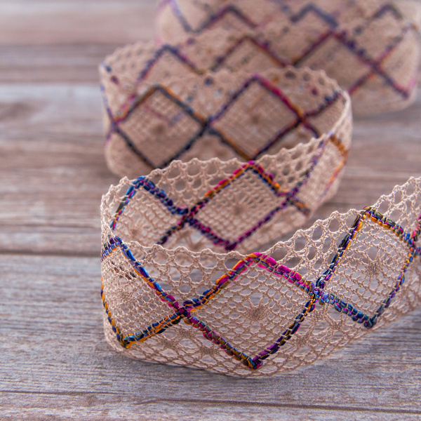 Мерсеризованное хлопковое кружево, 50 мм, цвет бежевый с сиренево-желто-розовым. Арт 1403/A5                 