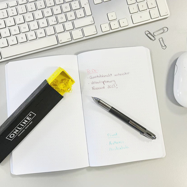 Ручка шариковая автоматическая, 4 цвета + сменные стержни, корпус карбоновый "Шахматка". Арт 70011