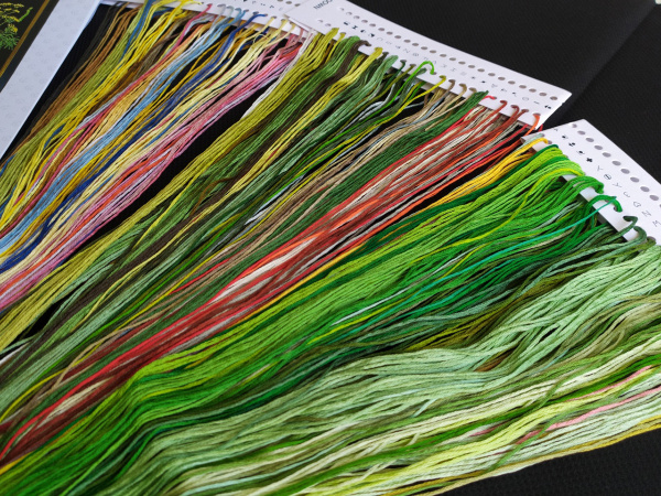 Набор для вышивания "Гусеницы и бабочки", канва аида (черная) 16 ct. Арт 587.05