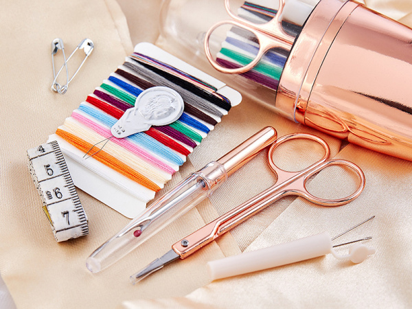 Швейный набор в пластиковом контейнере, 15 штук. Арт 4922