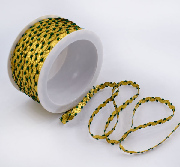 Тесьма PEGA тип вьюнчик люрекс, золото с зеленым, 7 мм. Арт 841519821DA705