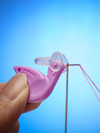 Нитевдеватель "Колибри", 36 шт. в прикассовом стенде.арт.DJ.236.HB