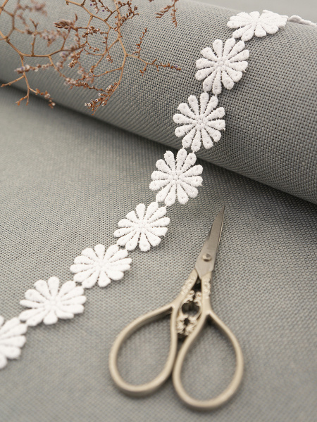 Кружево гипюр, 28 мм, цвет белый, 100% полиэстер, 3,5 м. Арт G-4988.212