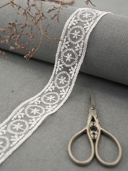 Кружево-вышивка на тюле, 33 мм, цвет белый, 100% полиэстер, 3,5 м. Арт T-2005.212