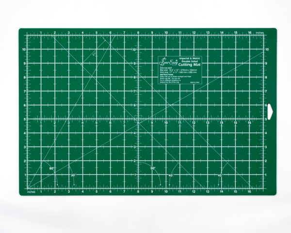 Набор для пэчворка: мат двусторонний 43 х 28 см/17" x 11", линейка 12'' х 6 1/2', нож ролевый 45 мм. Арт ER4103             