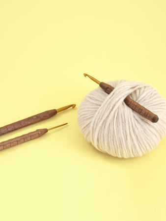 Крючок вязальный с ручкой из грецкого ореха addiNature Walnut Gold, №4, 16 см. Арт 588-2/4-16