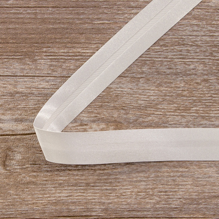 Косая бейка атласная 20 мм, 25 м, цвет 27, светло-серый. Арт 6260-20мм-27            