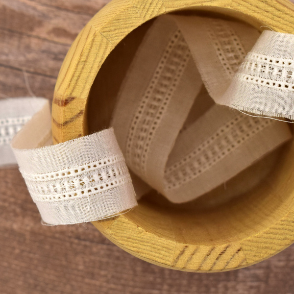 Шитье-вышивка на батисте, прошва, 20 мм, цвет белый. Арт 32276/01