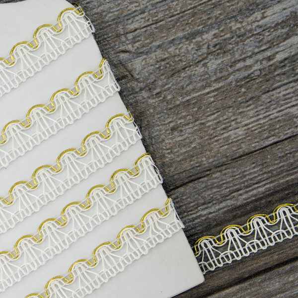 Тесьма PEGA тип отделочная, цвет белый с золотом, 15 мм. Арт 844153415DA001          