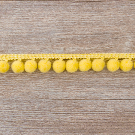 Тесьма с помпонами, диаметр 10 мм, цвет бледно-желтый. Арт PA-18-col.115