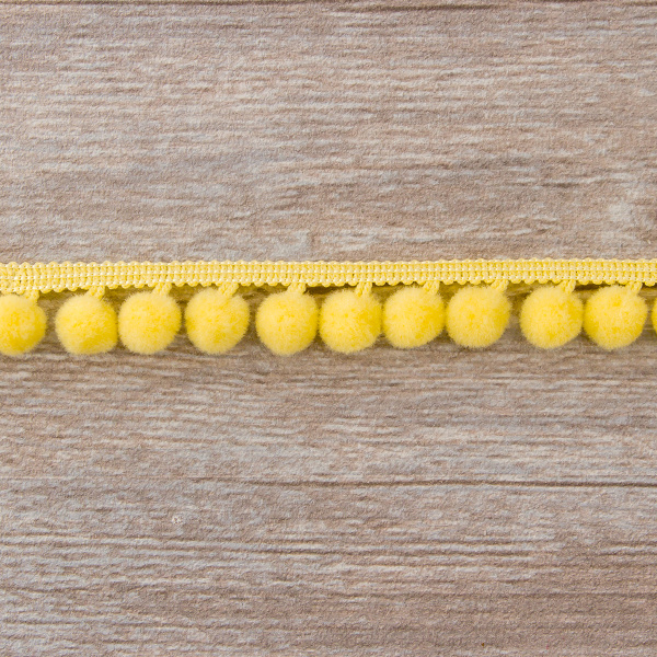 Тесьма с помпонами, диаметр 10 мм, цвет бледно-желтый. Арт PA-18-col.115