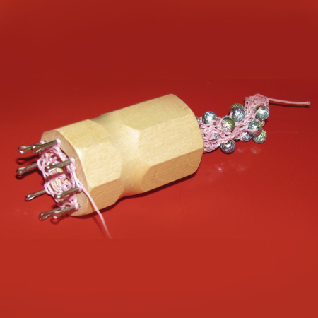 Куколка ромбовидная на 8 крючка, для вязания шнура с иглой в комплекте. Арт 680-008                 