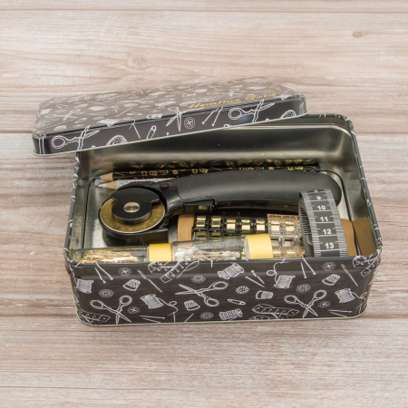 Швейный набор Hemline Gold в жестяном органайзере, размер L, 7 предметов. Арт PT.TINS.L.HG