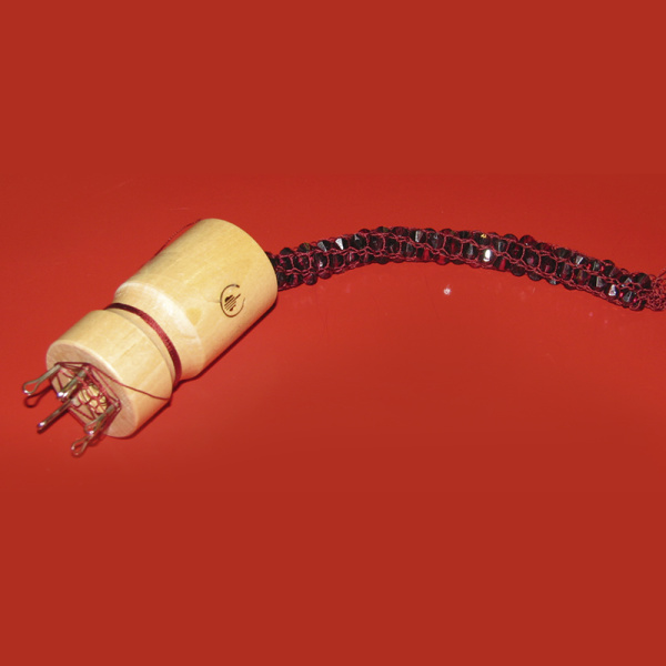 Куколка круглая на 5 крючка, для вязания шнура с иглой в комплекте. Арт 680-5                   