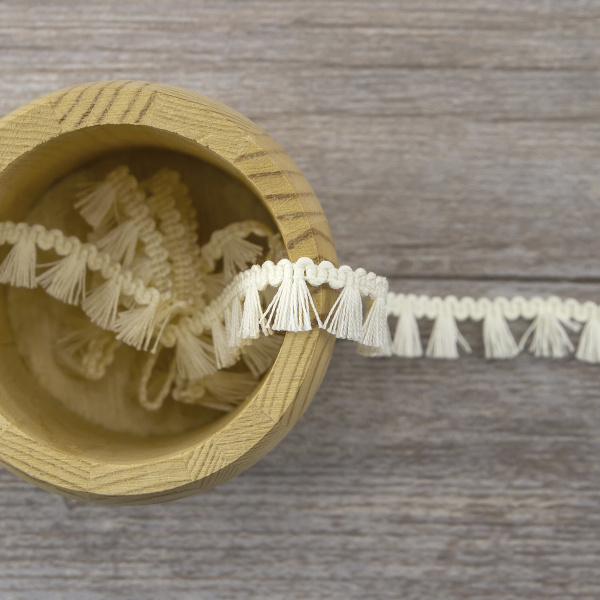 Тесьма декоративная, 16 мм, с бахромой, цвет молочно-белый. Арт 2204/18