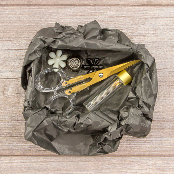 Швейный набор Hemline Gold в жестяном органайзере, размер S, 5 предметов. Арт PT.TINS.S.HG