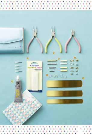 Книга "Бижутерика 2. Научись плести фенечки и браслетики из бисера на станке" Каролин Сулье. Арт 978-5-00241-010-1