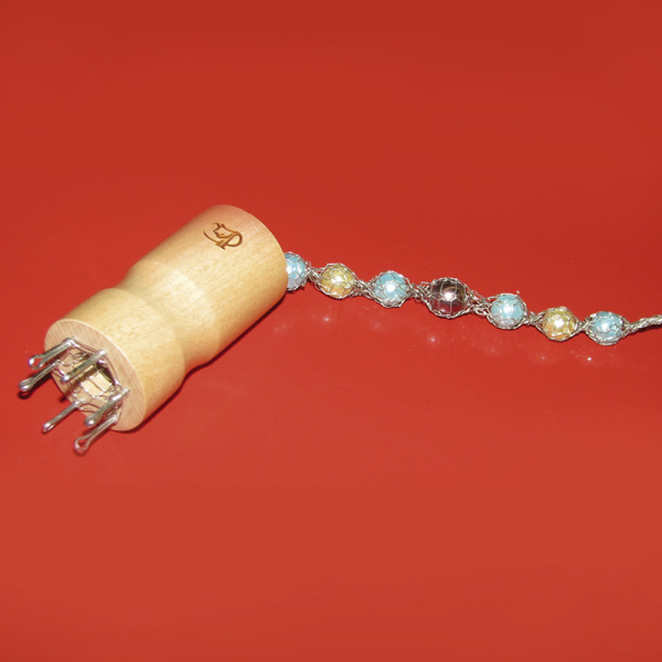 Куколка круглая на 6 крючка, для вязания шнура с иглой в комплекте. Арт 680-6                   