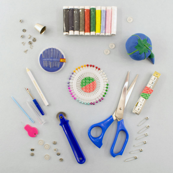 Набор швейный в прозрачном пластиковом кошельке на молнии. Арт N4303                   