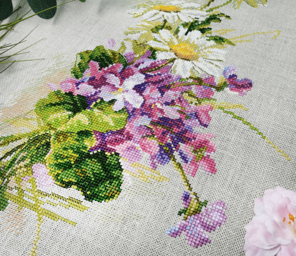 Набор для вышивания "Ромашки и фиалки". Арт 06.002.79