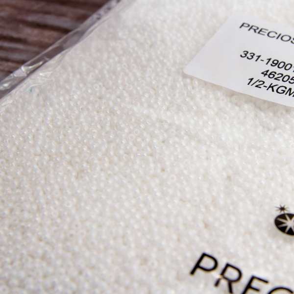 Бисер "PRECIOSA" №10, 1000 г, цвет №46205 белый радужный меловый. Арт 311-19001-10/0-46205    