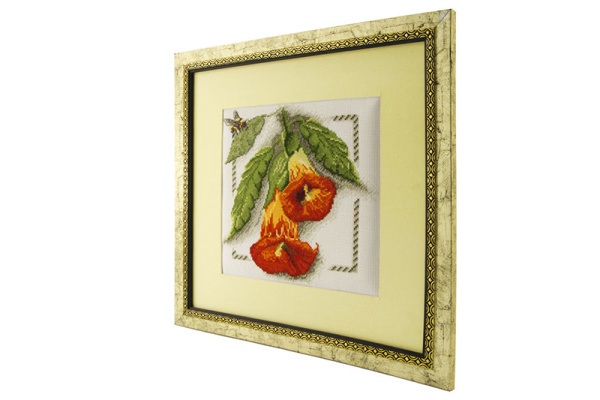 Вышитая картина "Бругманзия". Арт Модель 04.008.04        